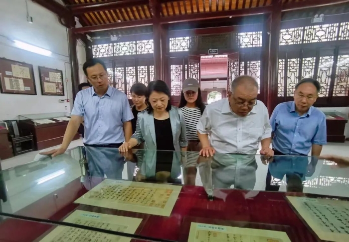 7月23日至25日，中國文聯(lián)黨組成員、副主席董耀鵬（右二）一行來到襄陽，調(diào)研基層文聯(lián)組織建設(shè)和文藝工作。市委常委、宣傳部部長陳劍（右三）陪同調(diào)研。