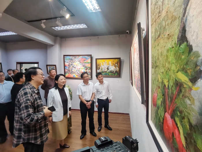 9月27日，襄陽市委宣傳部、市文聯(lián)主辦“奮進(jìn)新征程 鑄就新輝煌——尋美鄉(xiāng)土”襄陽市鄉(xiāng)村振興美術(shù)作品展在市展覽館開幕，市委常委、宣傳部部長陳劍出席開幕式并觀展。（右二）