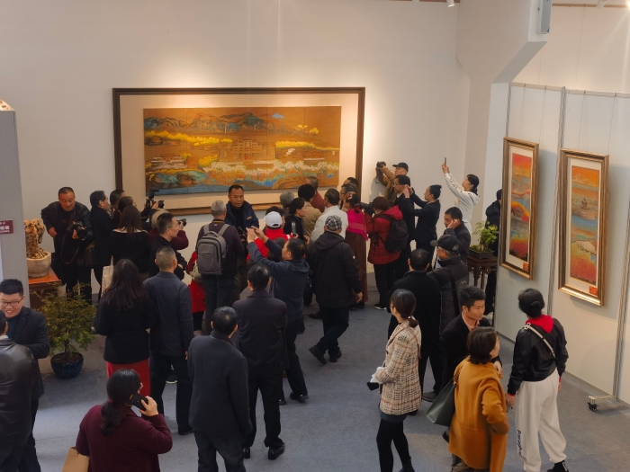 11月22日，襄陽市文聯(lián)主辦、襄陽市美術(shù)家協(xié)會承辦的“泥染丹青--劉庸之傳統(tǒng)泥板壁畫作品展”在襄陽古玩城大聯(lián)美術(shù)館開幕。1