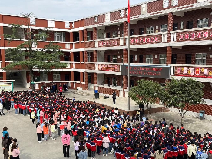 10月13日，襄陽市文聯(lián)、湖北文理學(xué)院音樂與舞蹈學(xué)院主辦、市音樂家協(xié)會承辦的“開啟你的音樂夢想”文藝志愿服務(wù)活動啟動儀式在南漳縣胡營中心小學(xué)舉行。