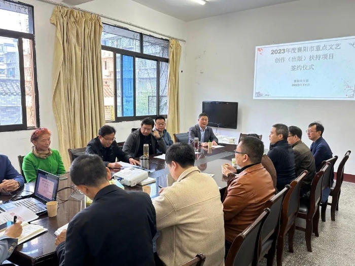 11月9日，2023年度全市重點(diǎn)文藝創(chuàng)作（出版）扶持項(xiàng)目舉行簽約儀式。市文聯(lián)黨組書記、主席桂全寶與16個項(xiàng)目扶持作者現(xiàn)場簽約