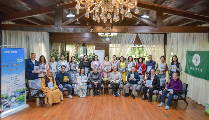 6.4月22日舉辦故鄉(xiāng)：閱讀與分享——《五彩石》美文推介會