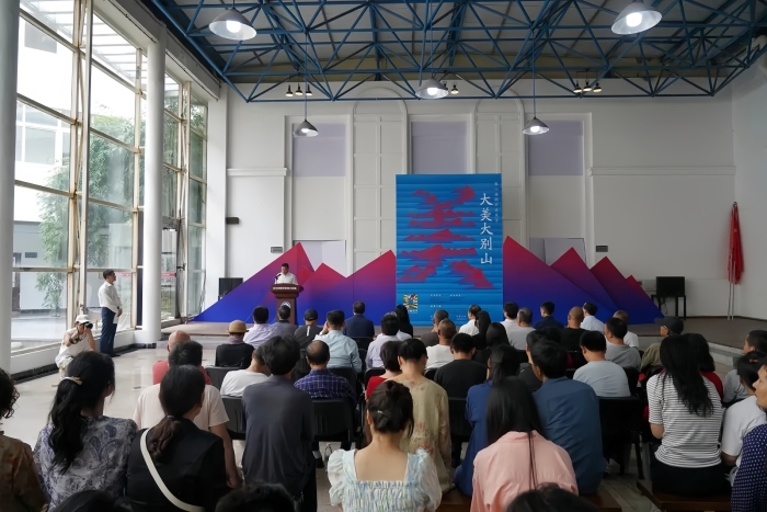 9.9月27日，第八屆湖北美術(shù)節(jié)“大美大別山”美術(shù)作品展在黃岡師范學(xué)院開幕。