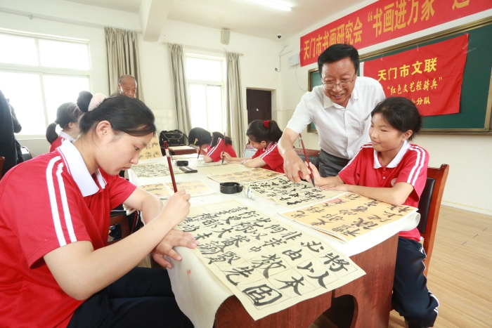 2023年5月29日市文聯(lián)荊楚“紅色文藝輕騎兵”書畫研究會小分隊開展書畫進萬家之迎“六一”進特校送書畫活動1 2023年5月29日市文聯(lián)荊楚“紅色文藝輕騎兵”書畫研究會小分隊開展書畫進萬家之迎“六一”進特校送書畫活動1