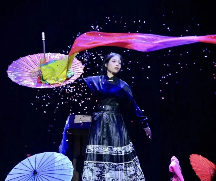 8月11-13日，參加“青春綻放 魅力芳華”首屆全國(guó)高校魔術(shù)社團(tuán)聯(lián)盟魔術(shù)交流展演