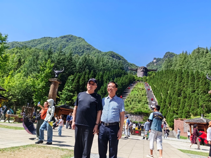 中國文聯(lián)副主席董耀鵬(左)一行來神農(nóng)架調(diào)研基層文聯(lián)組織建設(shè)情況 中國文聯(lián)副主席董耀鵬(左)一行來神農(nóng)架調(diào)研基層文聯(lián)組織建設(shè)情況