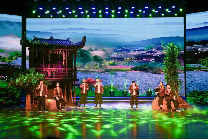 2023年5月10日，“稀奇的聲音”——土家稀奇哥巡回音樂會武漢站演出在湖北劇院精彩上演（恩施州文聯(lián)供圖）