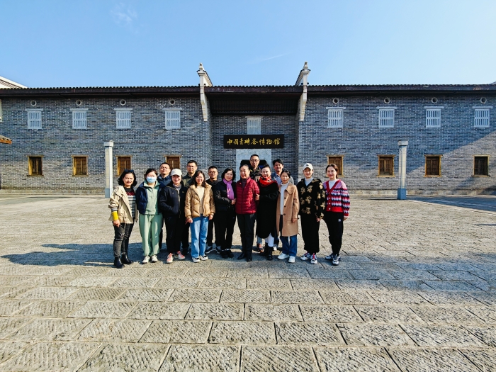 省劇協(xié)基層創(chuàng)作一線編導(dǎo)骨干采風(fēng)深扎創(chuàng)作活動中，采風(fēng)團(tuán)成員在羊樓洞中國青磚茶博物館合影