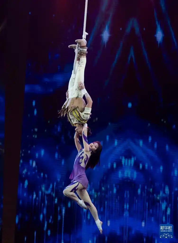 武漢雜技團節(jié)目《山之神——立繩》.png