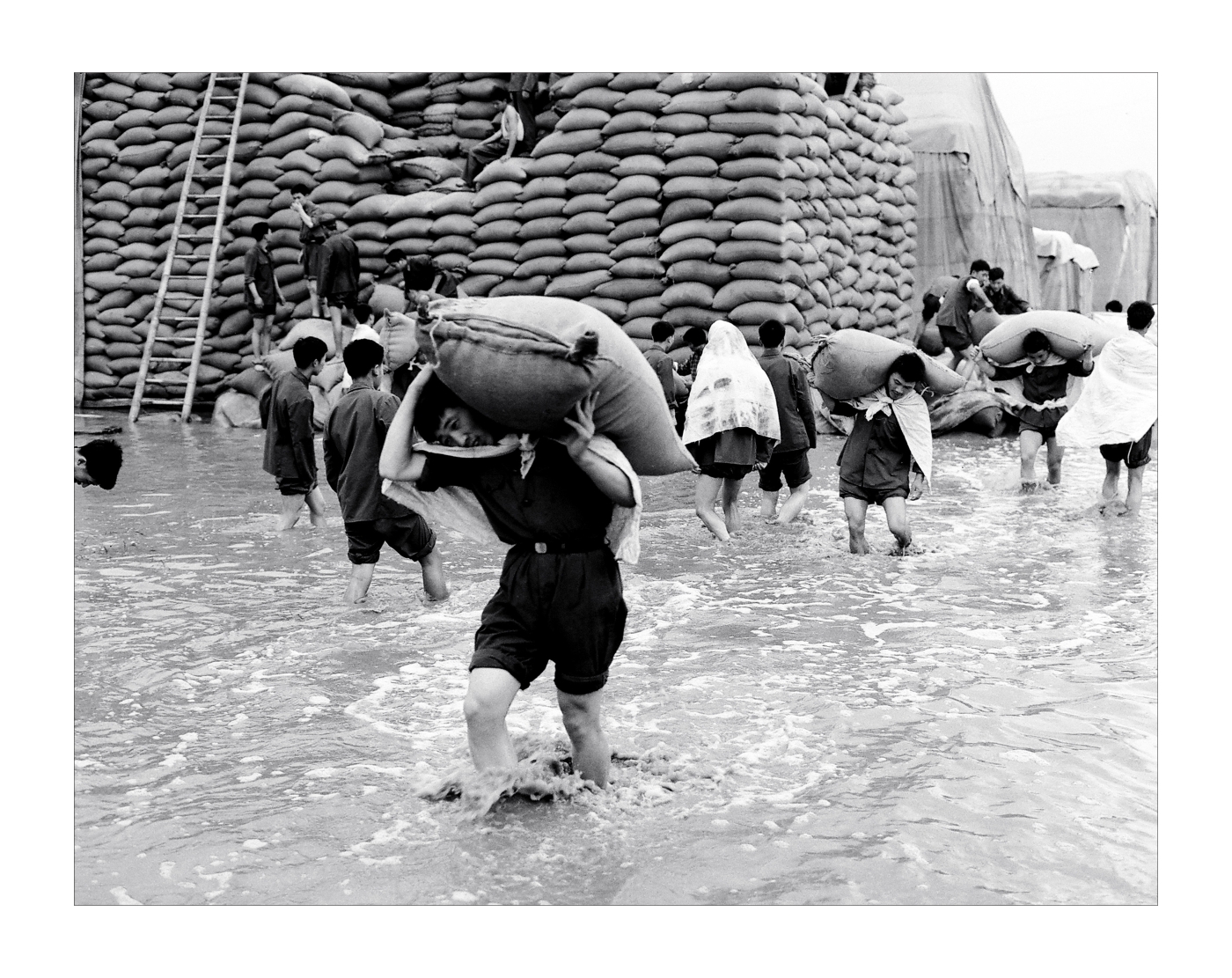 006《為了人民的財(cái)產(chǎn)》1982年入選全國(guó)新聞?dòng)罢? alt=