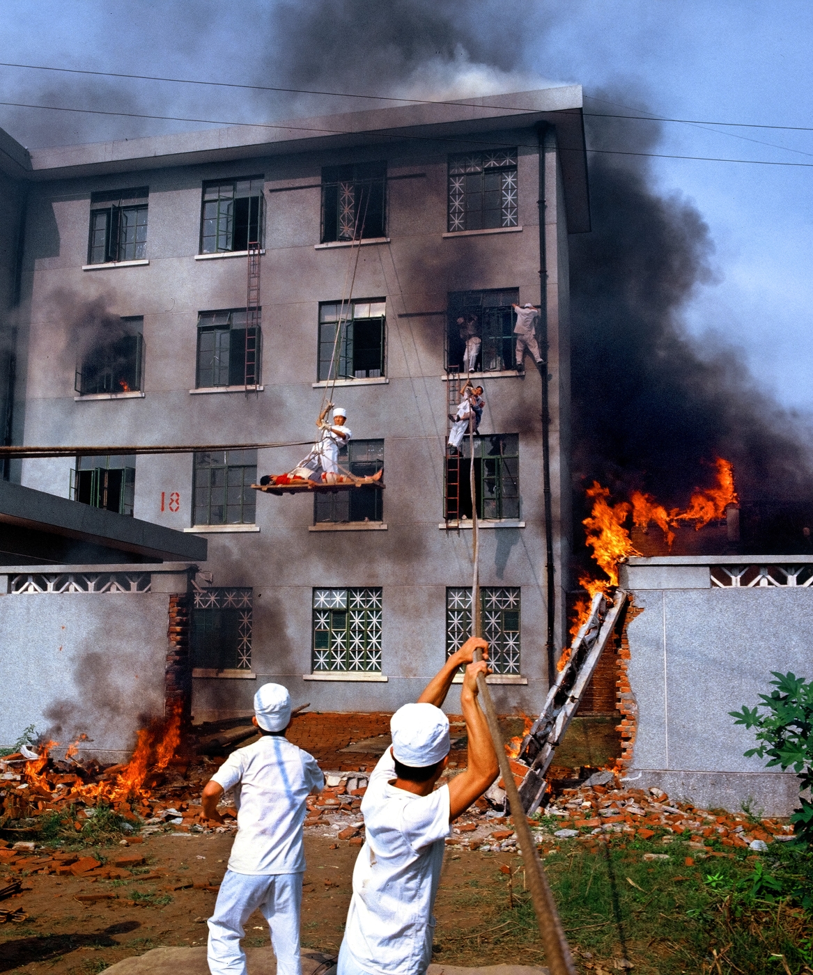 009《搶救傷員》獲第21屆全國(guó)攝影藝術(shù)展優(yōu)秀獎(jiǎng) 009《搶救傷員》獲第21屆全國(guó)攝影藝術(shù)展優(yōu)秀獎(jiǎng)