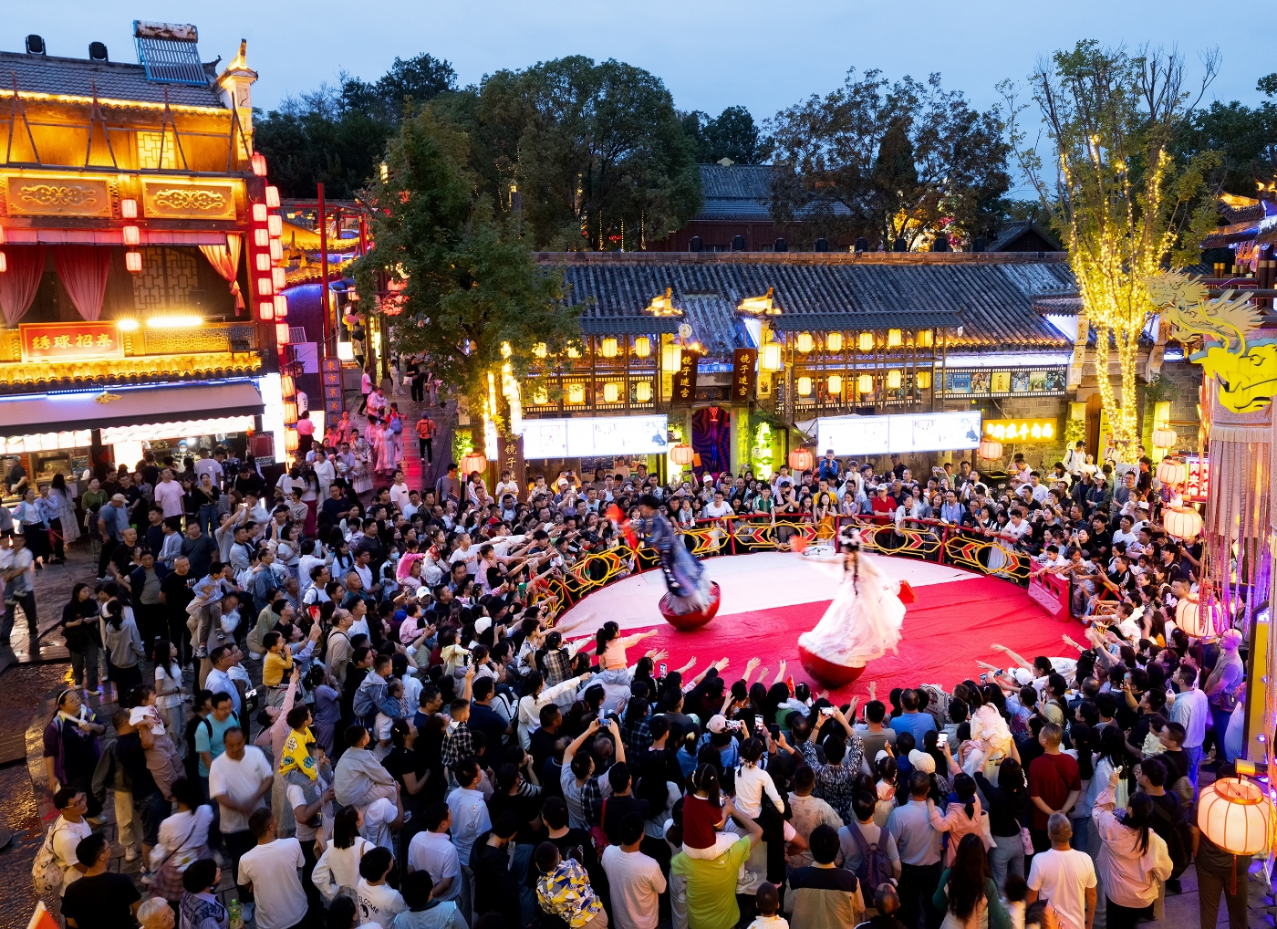 甘艷竹《民俗表演點(diǎn)燃鄉(xiāng)村靜靜》