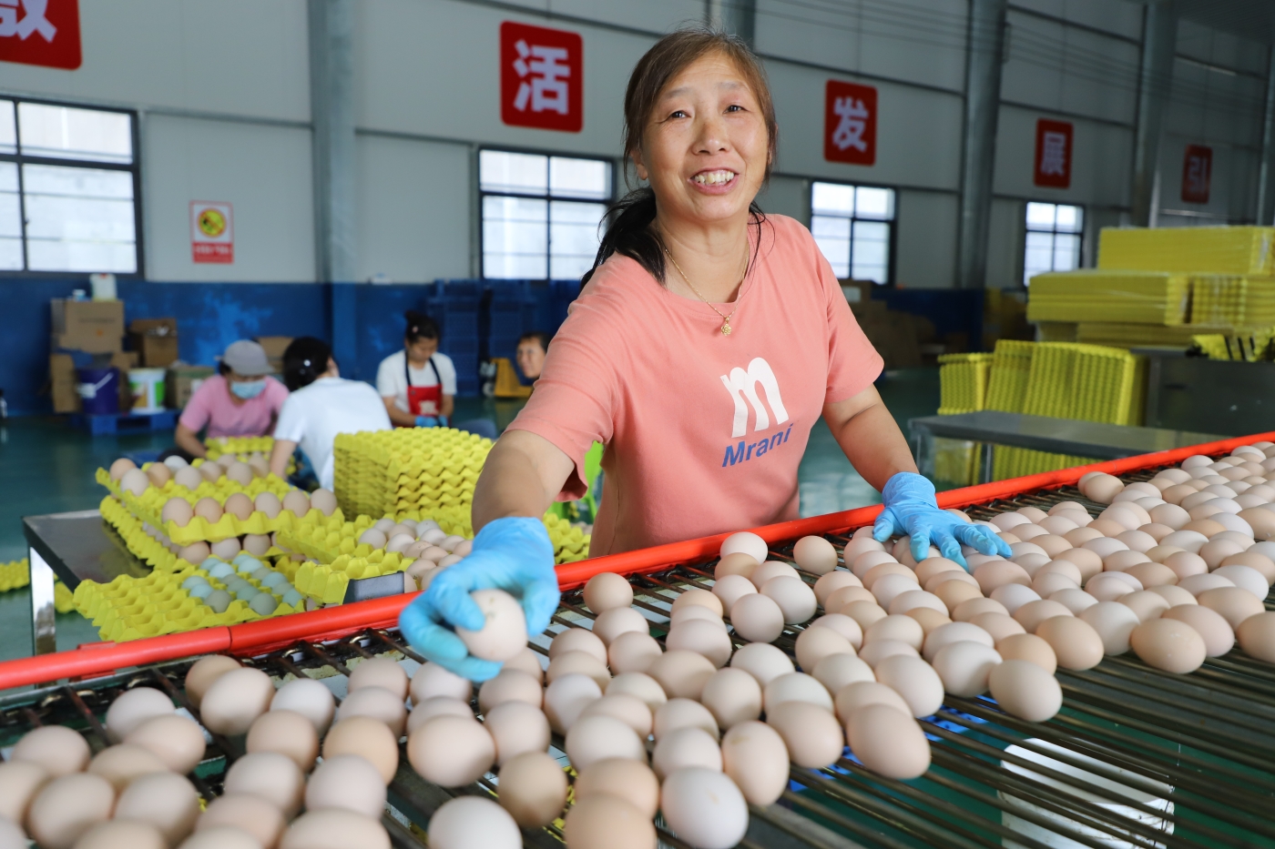 郭玲《車間里的笑容》