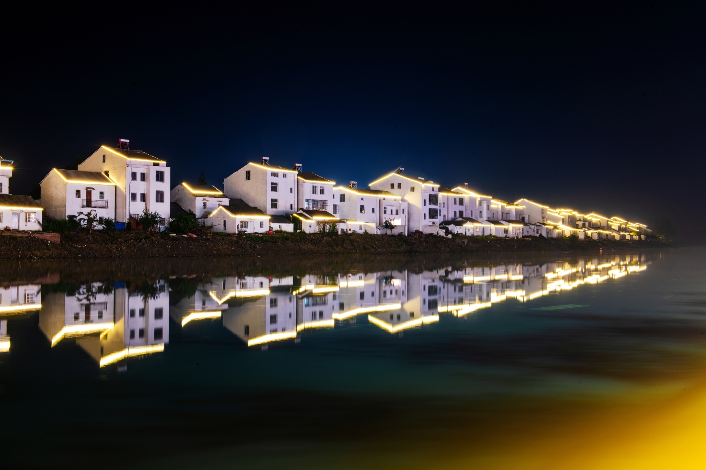 何文兵《水鄉(xiāng)燈火》