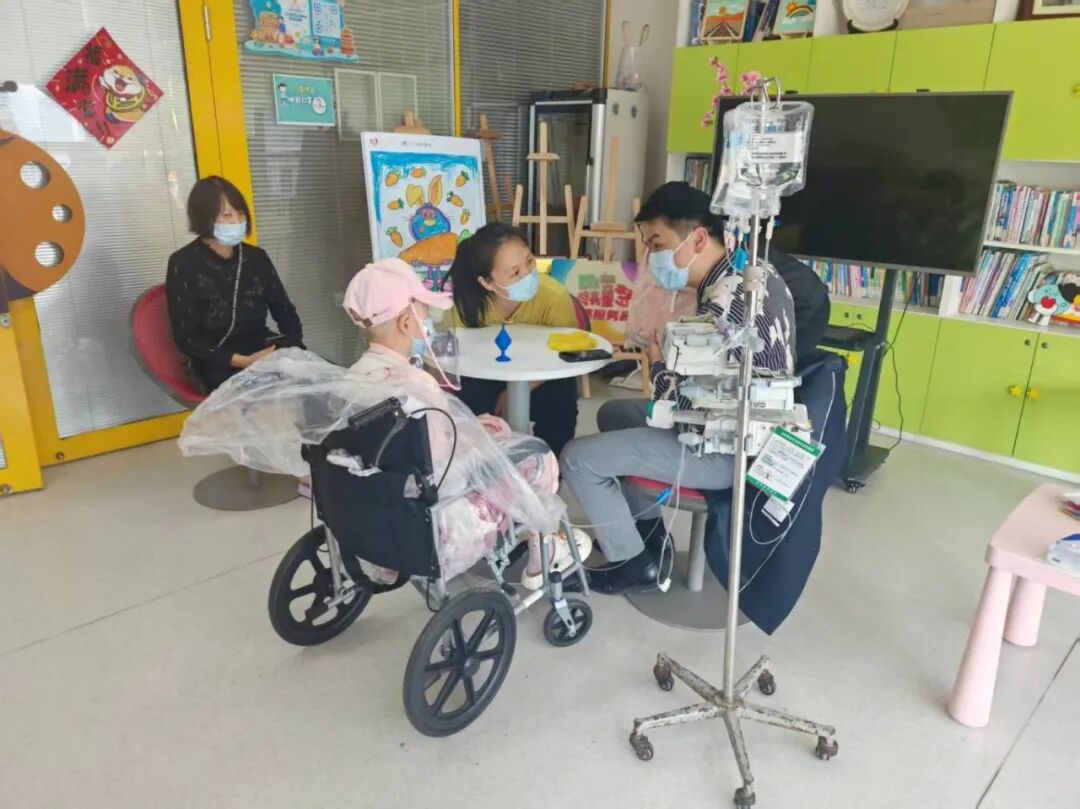 ”魔術(shù)藝術(shù)療愈“協(xié)和醫(yī)院給白血病兒童開展活動.jpg